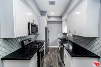 1623 1/2 S New Hampshire Ave in Los Angeles, CA - Building Photo - Building Photo