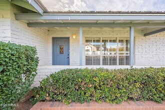 5715 E Calle Del Paisano in Phoenix, AZ - Building Photo - Building Photo