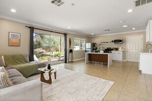 23018 Oxnard St in Woodland Hills, CA - Building Photo