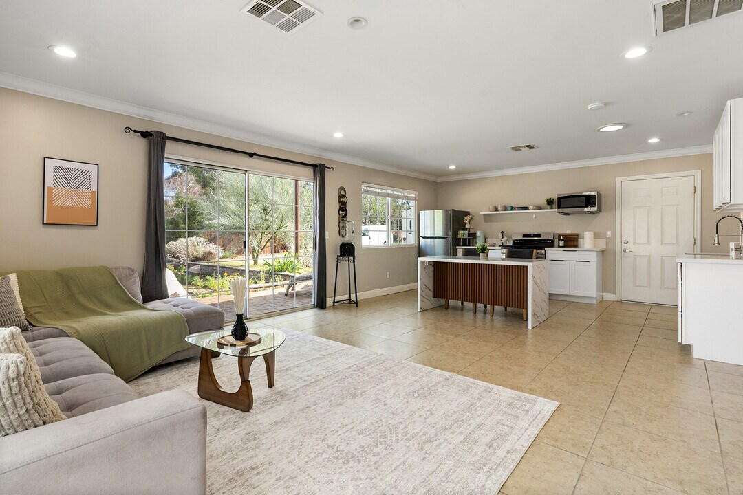 23018 Oxnard St in Woodland Hills, CA - Foto de edificio