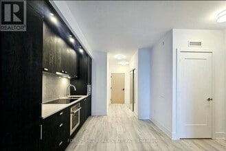 10 Inn On The Pk Dr in Toronto, ON - Building Photo - Building Photo