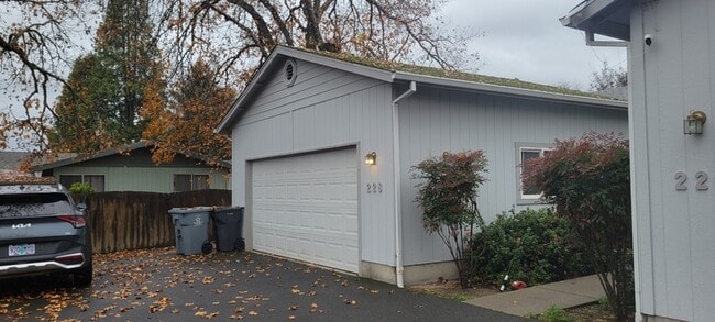228 SW Westholm Ave in Grants Pass, OR - Building Photo - Building Photo