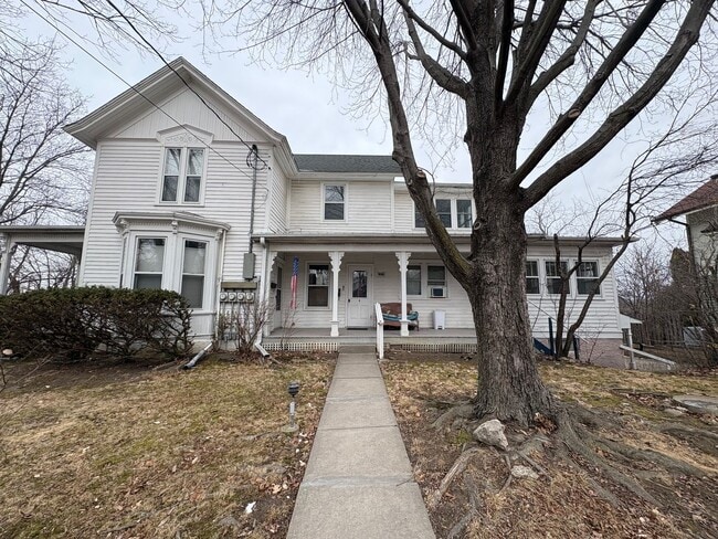 property at 908 E Washington St