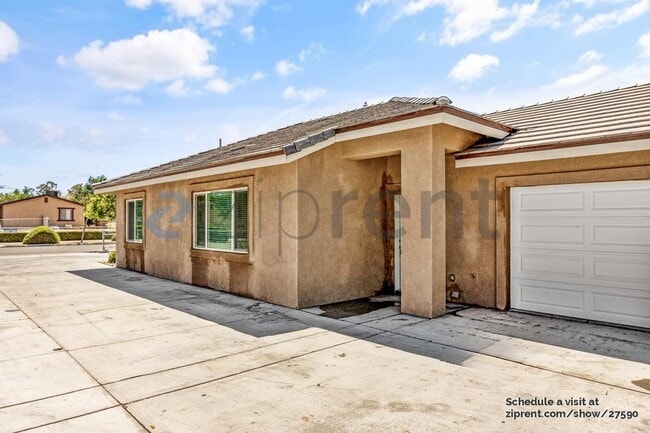 16472 Smoke Tree St in Hesperia, CA - Building Photo - Building Photo