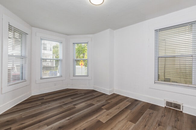 114 Wood St in Waterbury, CT - Building Photo - Building Photo