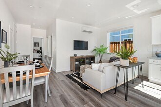 2087 Dennis Ln in Santa Rosa, CA - Building Photo - Building Photo