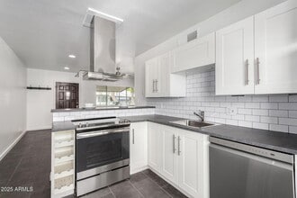 749 E Montebello Ave, Unit 228 in Phoenix, AZ - Building Photo - Building Photo