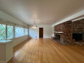 4539 Hayvenhurst Ave in Los Angeles, CA - Building Photo - Building Photo