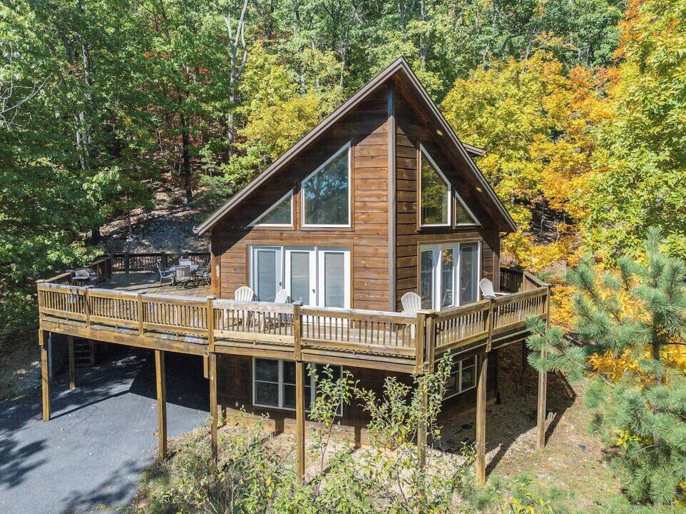 223 Turkey Dr in McGaheysville, VA - Building Photo