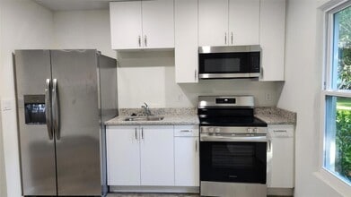 2703 Avenue G Ave, Unit B in Fort Pierce, FL - Foto de edificio - Building Photo