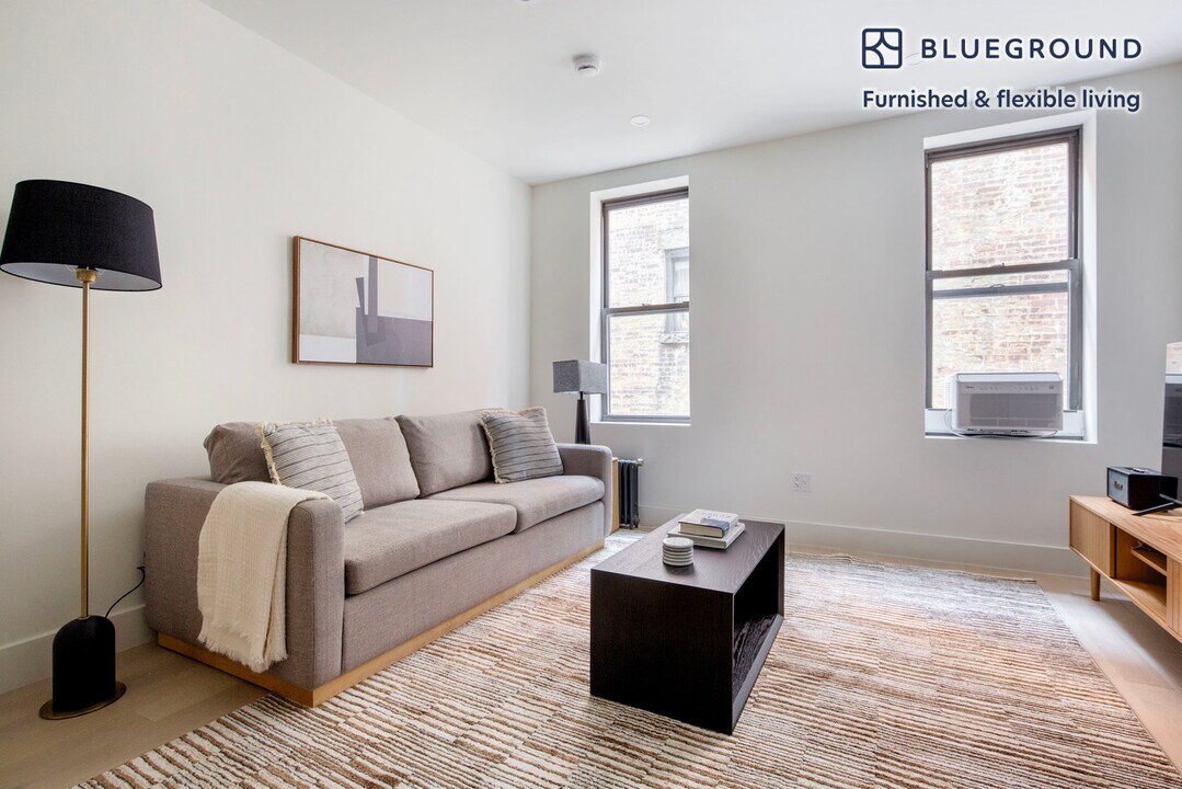 300 W 21st St in New York, NY - Building Photo