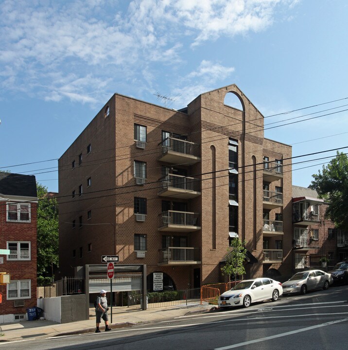 Hill Top in Elmhurst, NY - Foto de edificio