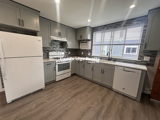 251 Elm St, Unit 3T in Cambridge, MA - Foto de edificio - Building Photo