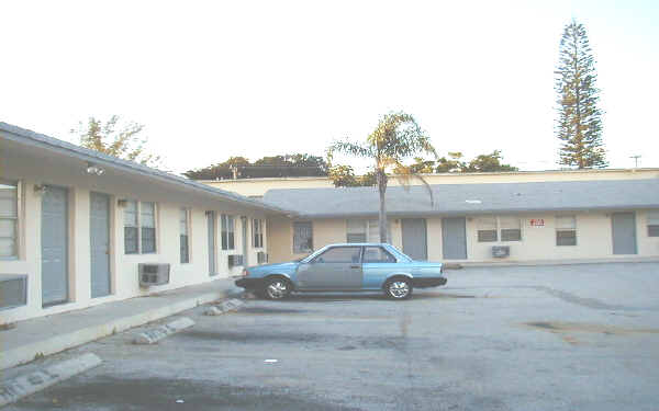 Triangle Apartments in Pompano Beach, FL - Building Photo - Building Photo