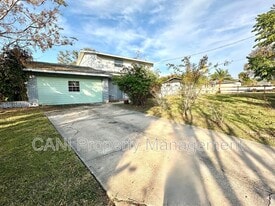 575 E Compton Ct in DeLand, FL - Building Photo