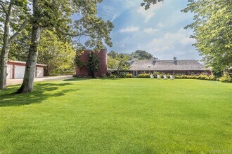 26 Ruxton Rd in East Hampton, NY - Building Photo - Building Photo