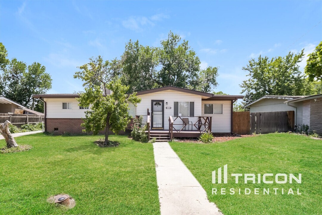 2530 Cottonwood Dr in Denver, CO - Building Photo