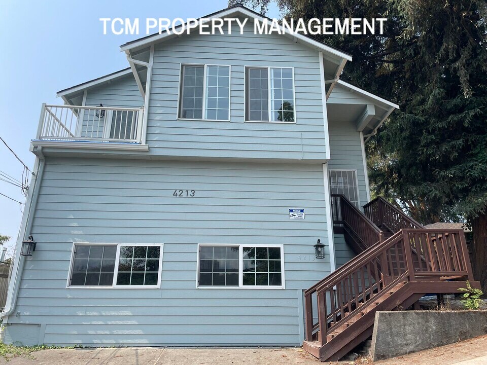 4213 5th Ave NE in Seattle, WA - Building Photo