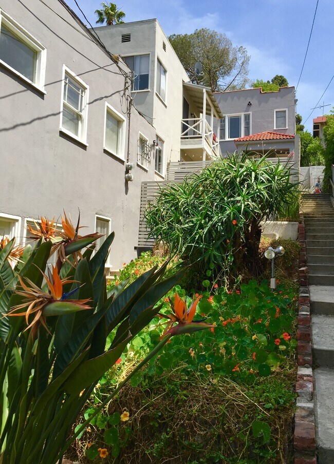 834 Hyperion Ave Apartments and Nearby Los Angeles Apartments For Rent