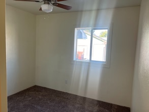 210 S Dawes St in Kennewick, WA - Foto de edificio - Building Photo