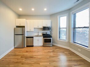 2111 N Sedgwick St, Unit 3 in Chicago, IL - Building Photo - Building Photo