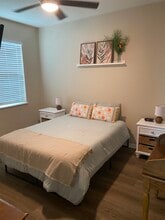 2304 Midnight Pearl Dr, Unit Apt B in Sarasota, FL - Foto de edificio - Building Photo