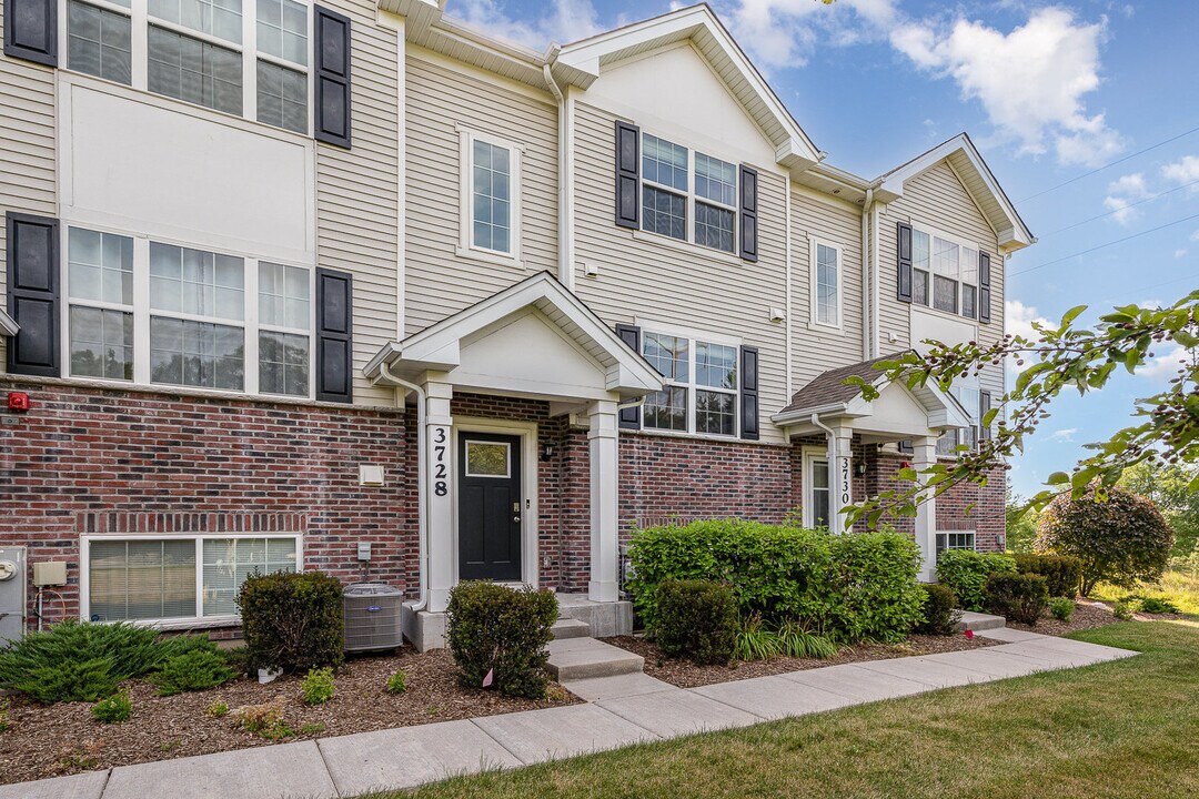 3728 Bailey Rd in Yorkville, IL - Foto de edificio