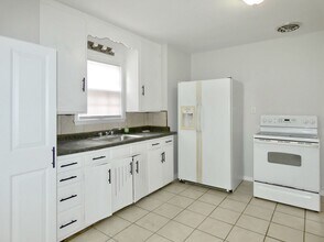 2211 W Sylvania Ave in Toledo, OH - Building Photo - Building Photo