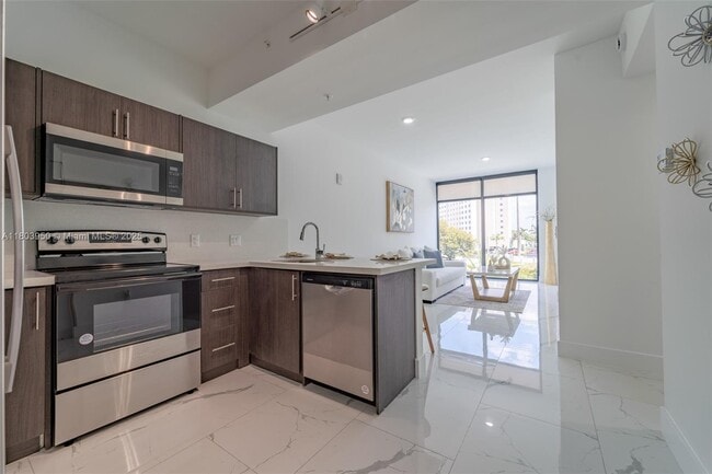 1 Curtiss Pkwy in Miami Springs, FL - Building Photo - Building Photo