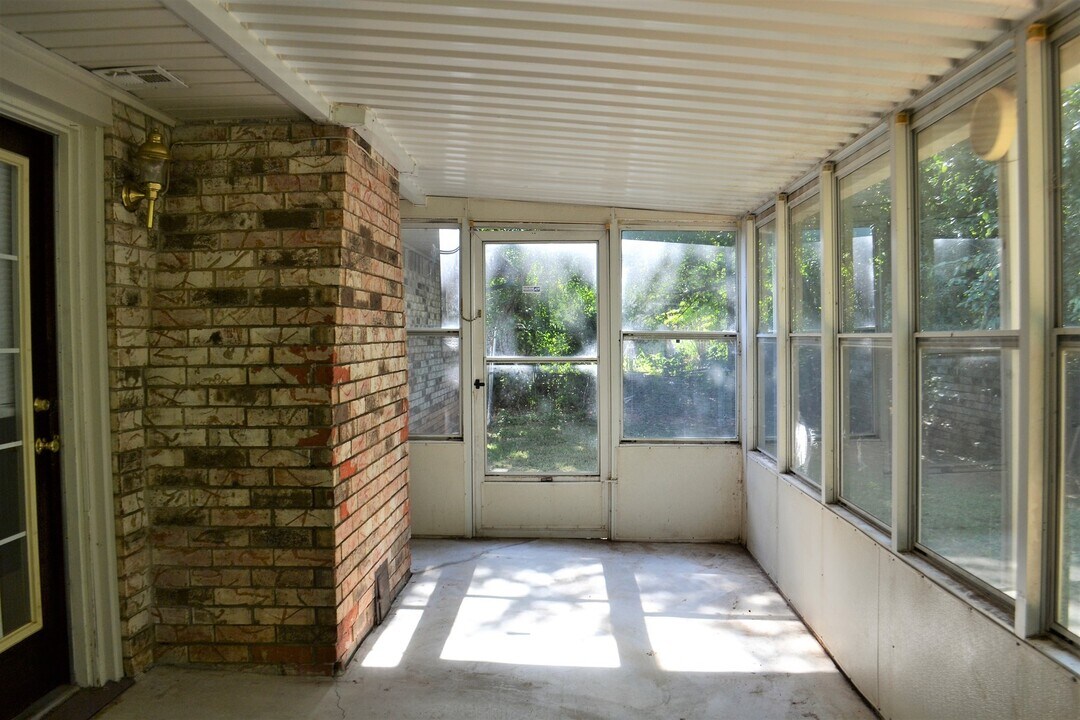 11 Rock Holw Rd in Shawnee, OK - Building Photo