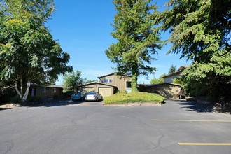 West Slope Apartments in Portland, OR - Building Photo - Building Photo