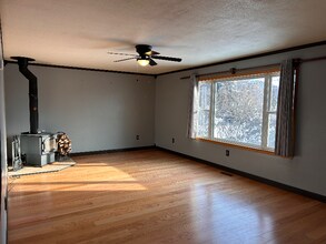 822 12th St W in Columbia Falls, MT - Foto de edificio - Building Photo