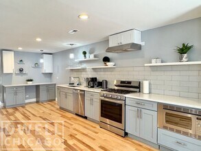 2550 W Thomas St in Chicago, IL - Foto de edificio - Building Photo