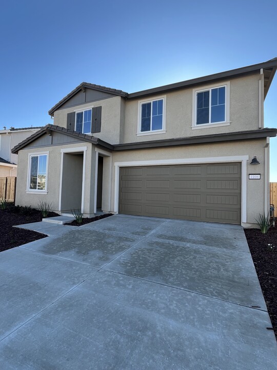 1108 Jarupa Dr in Lathrop, CA - Building Photo