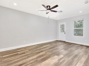 223 Lakewood Dr in Baytown, TX - Building Photo - Building Photo