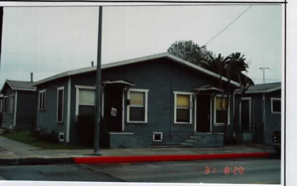 201-211 E 51st St in Los Angeles, CA - Building Photo