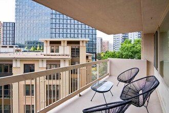 1600 S Eads St in Arlington, VA - Foto de edificio - Building Photo