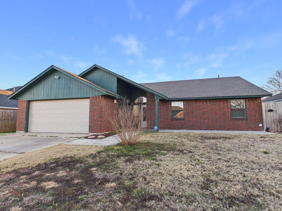 3904 SW Parkridge Blvd in Lawton, OK - Building Photo