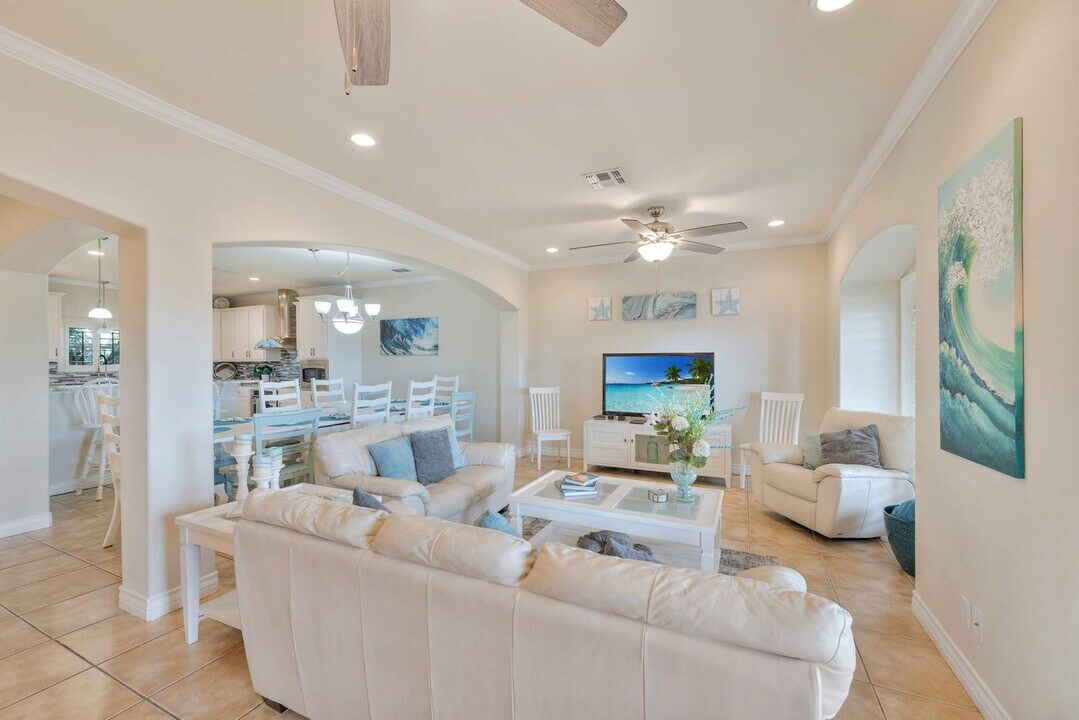 660 Kara Dr in Port Aransas, TX - Building Photo