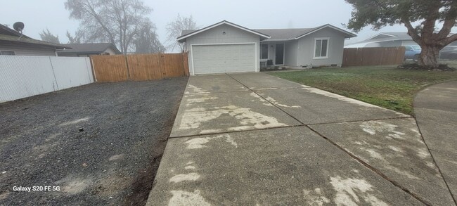 2731 Jim Cir in White City, OR - Building Photo - Building Photo