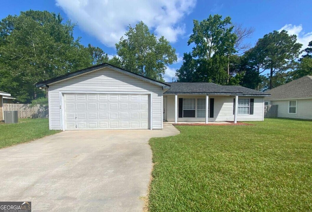 1108 Sussex St in St. Marys, GA - Foto de edificio