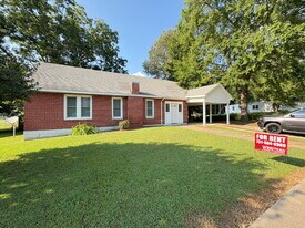 239 E Main St in Sharon, TN - Building Photo