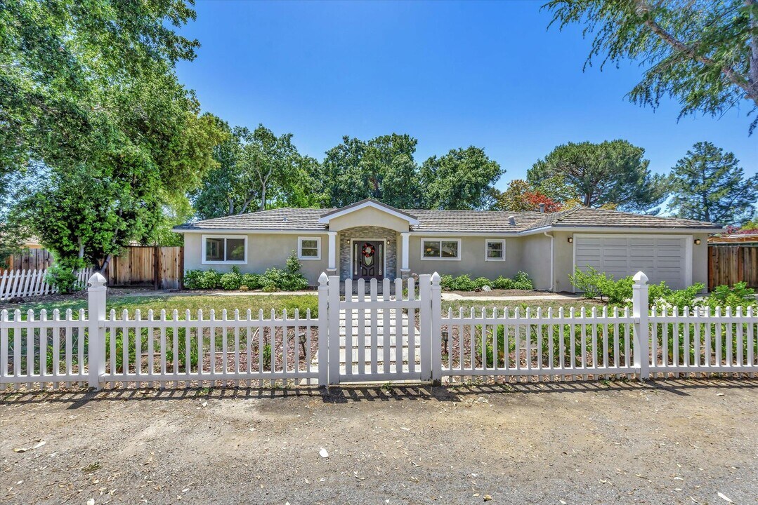 634 Cuesta Dr in Los Altos, CA - Foto de edificio