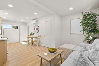 6837 Celia Vista Dr in San Diego, CA - Foto de edificio - Building Photo