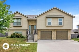 19119 Corbyn Ln in Smithville, MO - Building Photo