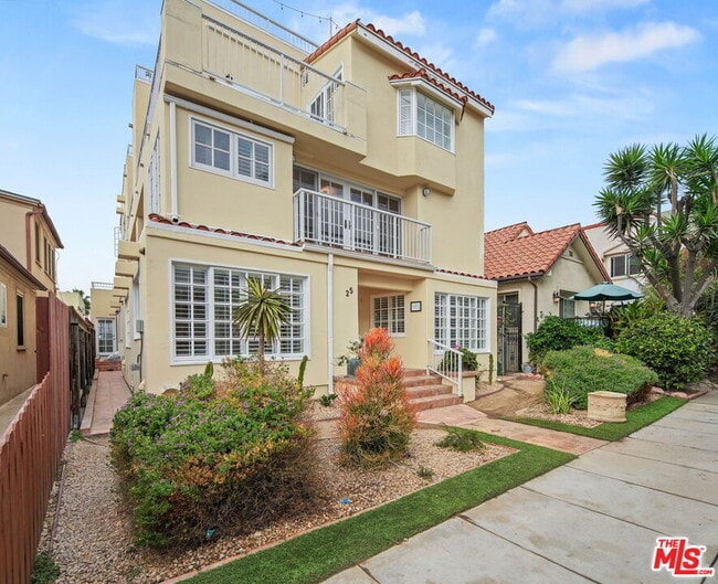 25 Arcadia Ter in Santa Monica, CA - Foto de edificio - Building Photo