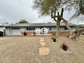 7507 E Highland Ave in Scottsdale, AZ - Foto de edificio - Building Photo