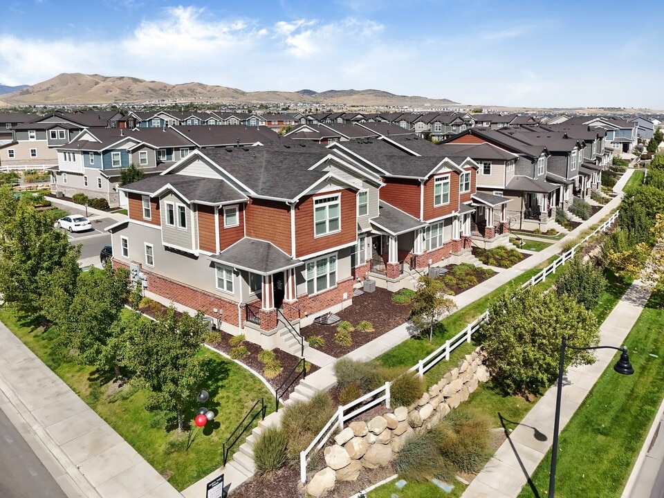 Jordan View Towns in Saratoga Springs, UT - Building Photo