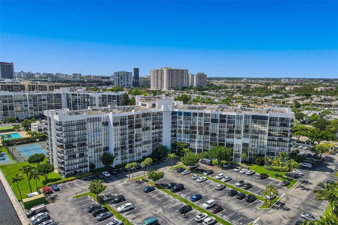 1000 Parkview Dr, Unit 812 in Hallandale Beach, FL - Building Photo