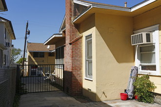 6321-6325 Bright Ave in Whittier, CA - Foto de edificio - Building Photo